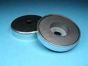Flat Grips of Hard Ferrite with cylinder bore