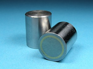 Bar-grip with core of AlNiCo 500